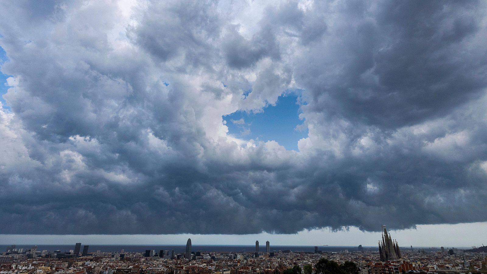 Cielo encapotado en Barcelona, el día en que está previsto que cambie el tiempo en Cataluña de cara al fin de semana con bajadas de temperaturas y con previsión de tormentas.