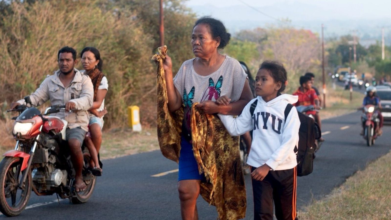 Varias personas huyen de sus casas tras el terremoto.