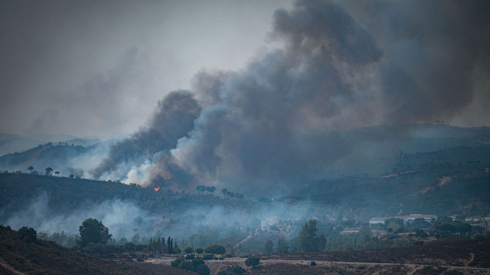 Vista desde la localidad de Aznalcollar (Sevilla) del incendio de Niebla (Huelva).