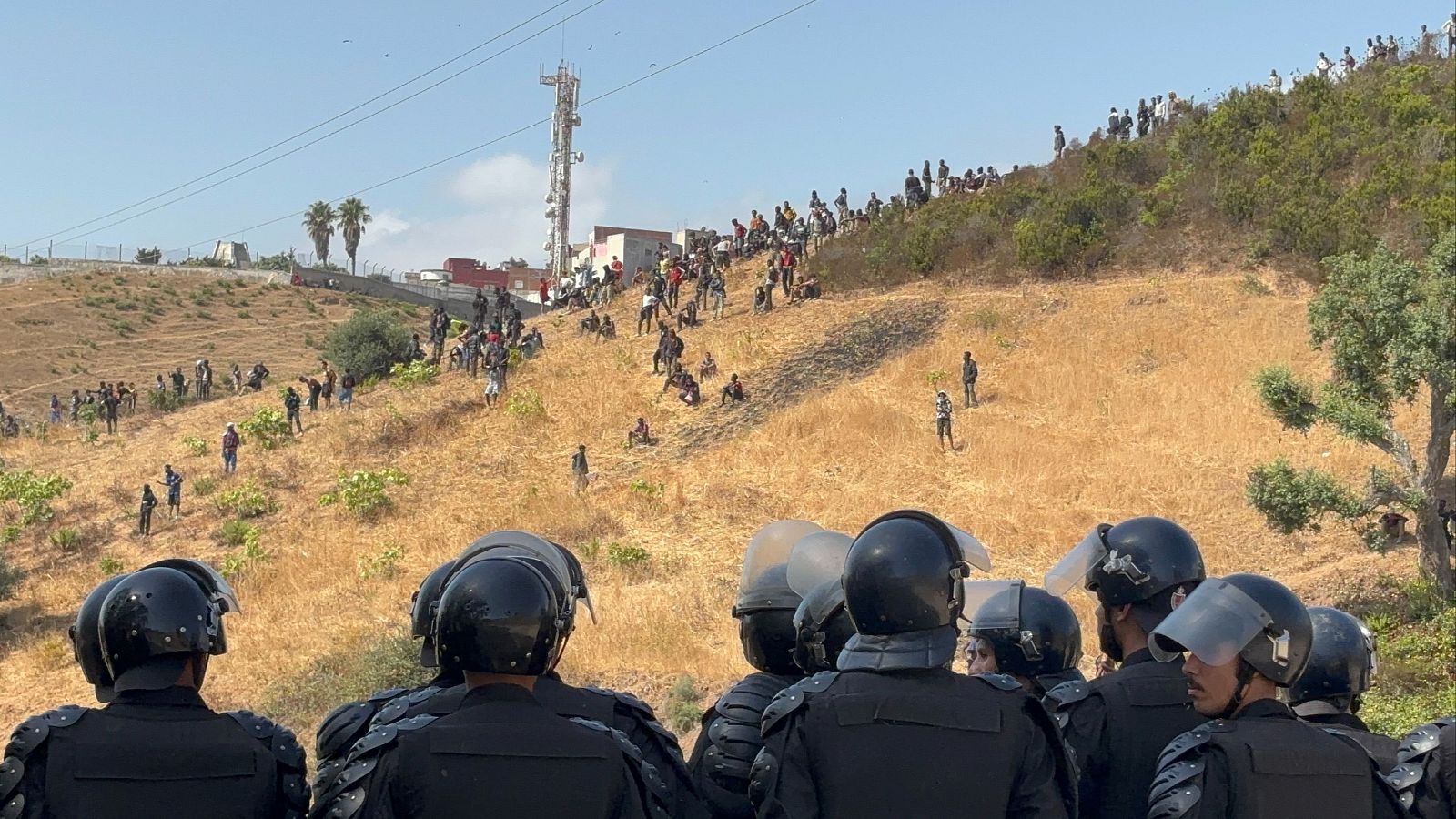 Las fuerzas de seguridad de Marruecos vigilan los montes cercanos a Castillejos