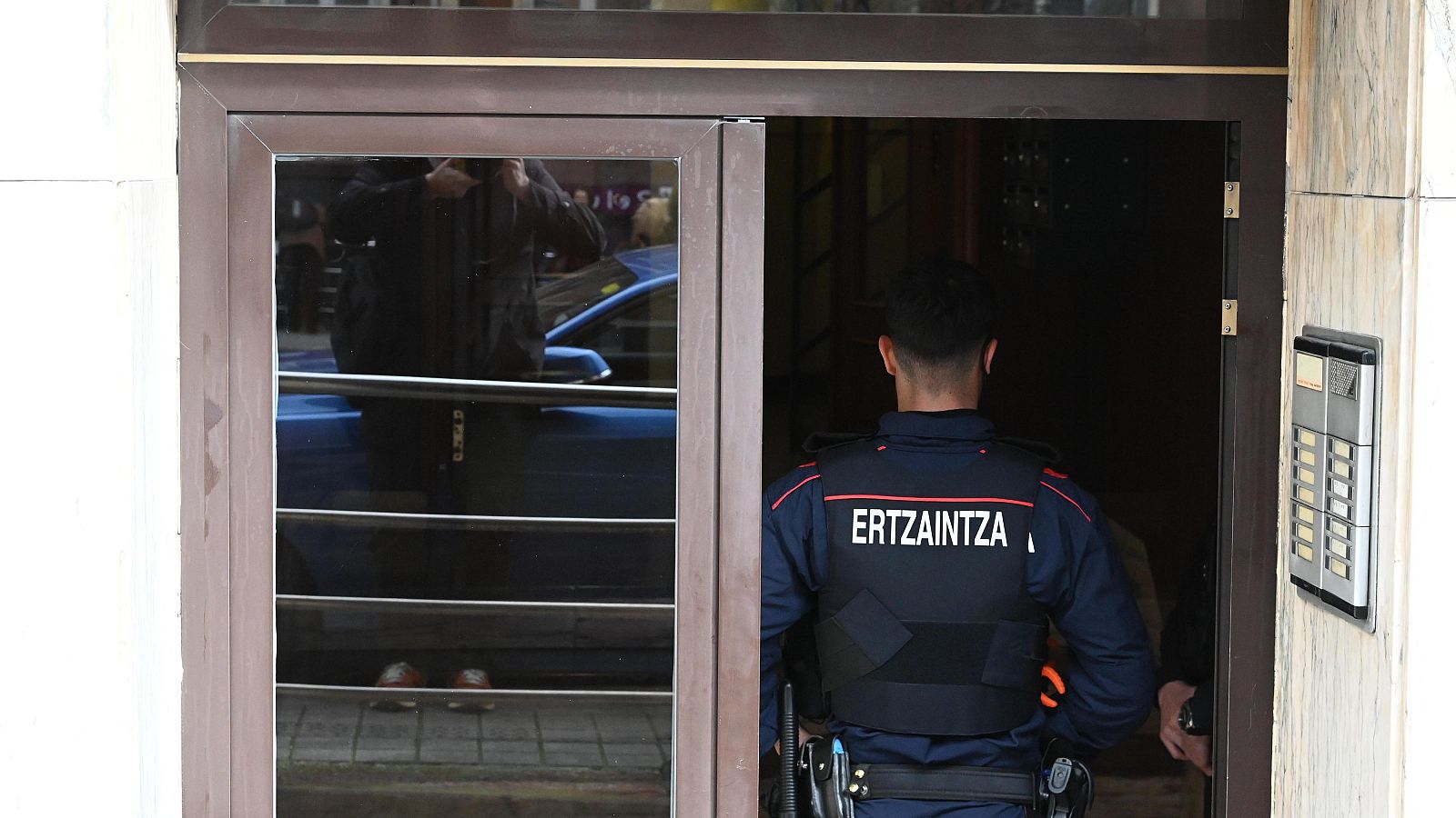 Un ertzaintza en el transcurso de una intervención.
