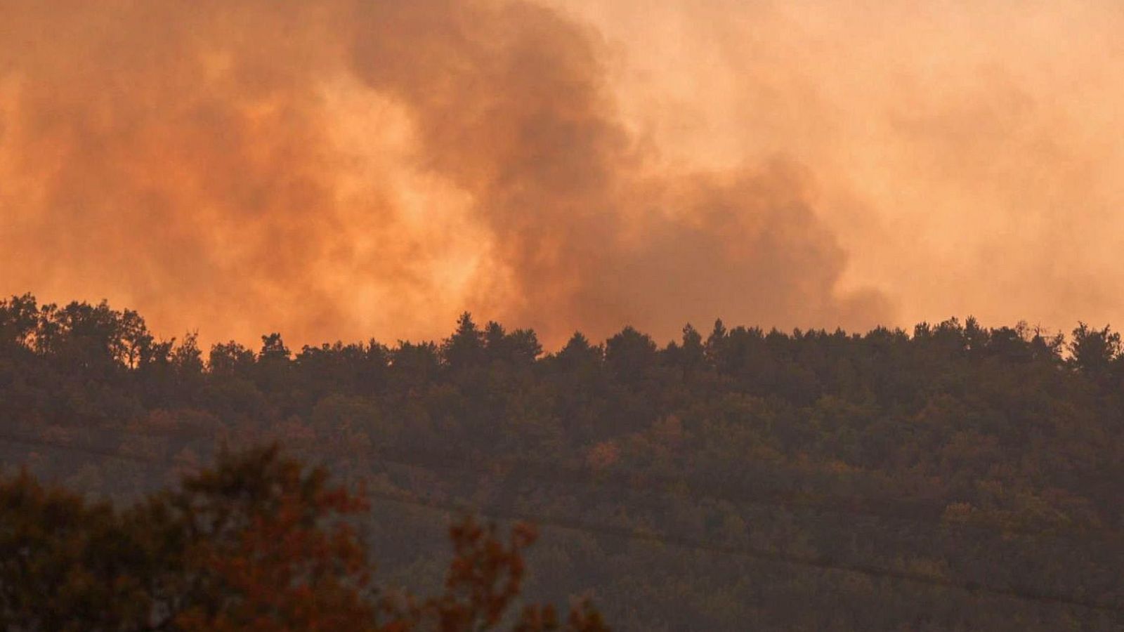 Noche favorable en la evolución del fuego de Las Peñas de Riglos (Huesca)