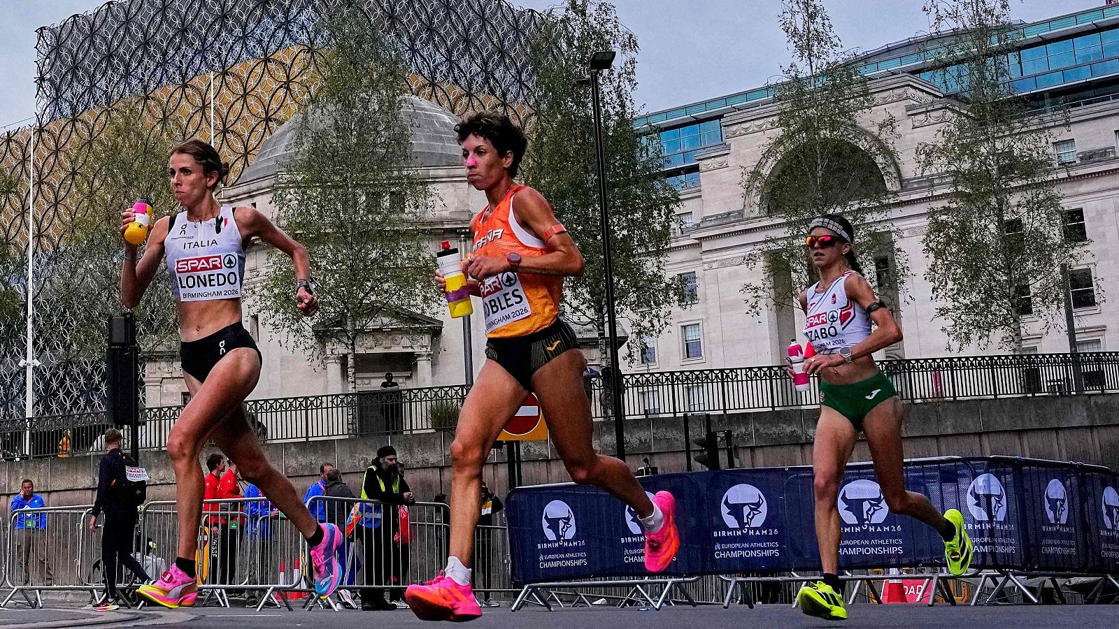 España gana el bronce por equipos en la maratón femenina en los oros individuales de Alisa Vainio y Amanal Petros