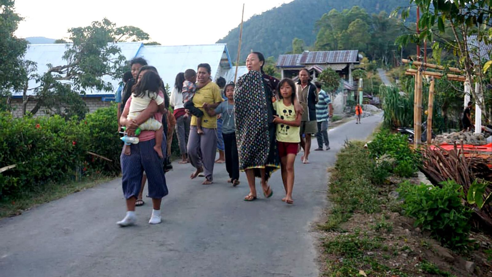 Miles de deplazados tras el terremoto de 7,7 en la isla indonesia de Flores