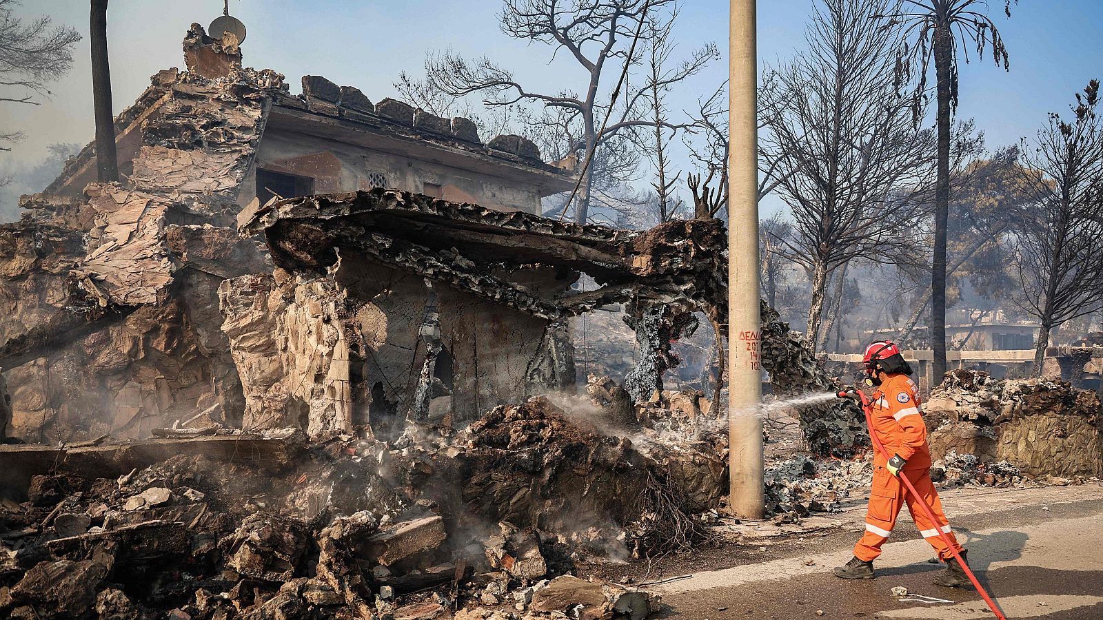 Dos muertos por un incendio forestal en la isla griega de Salamina