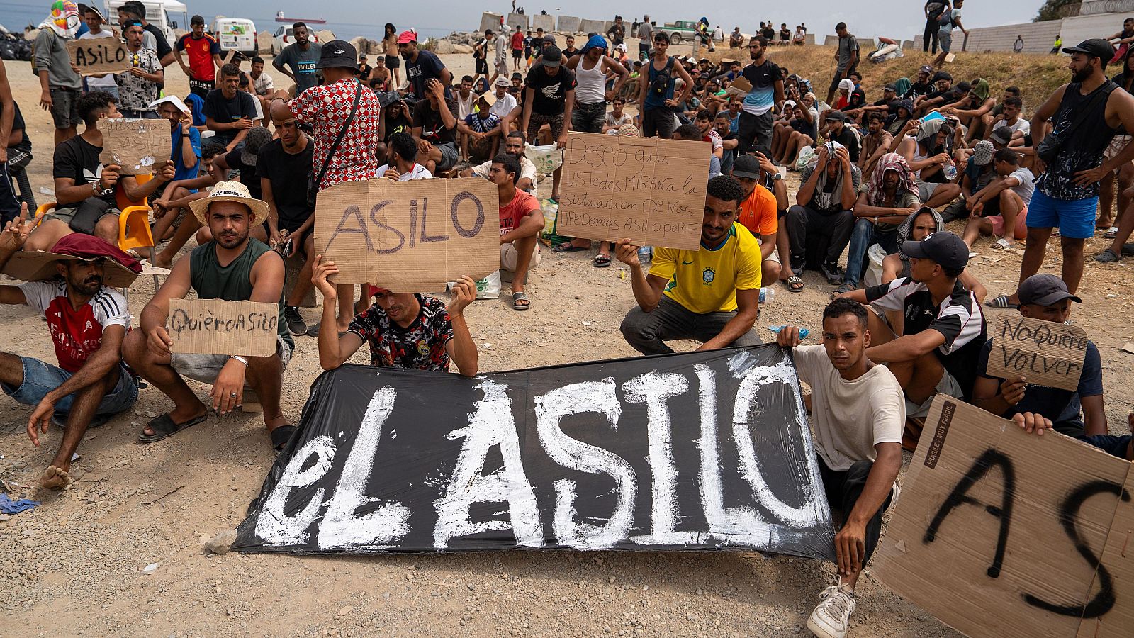 Cientos de migrantes reclaman asilo en Ceuta: "No queremos volver a Marruecos"