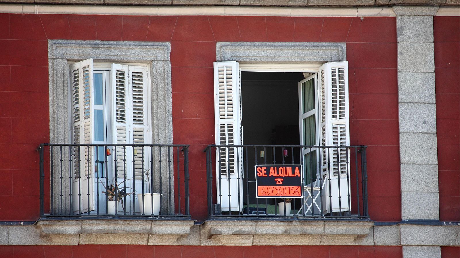 Un cartel de 'se alquila' en un inmueble