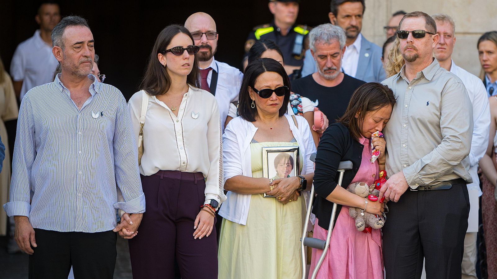 Familiares de las víctimas, durante el homenaje a las víctimas del doble atentado del 17A en su noveno aniversario, en la plaza de Sant Jaume de Barceloa, este lunes.