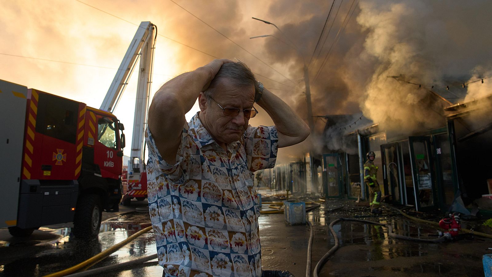 Un hombre reacciona tras el ataque ruso que ha destruido un mercado en Kiev.