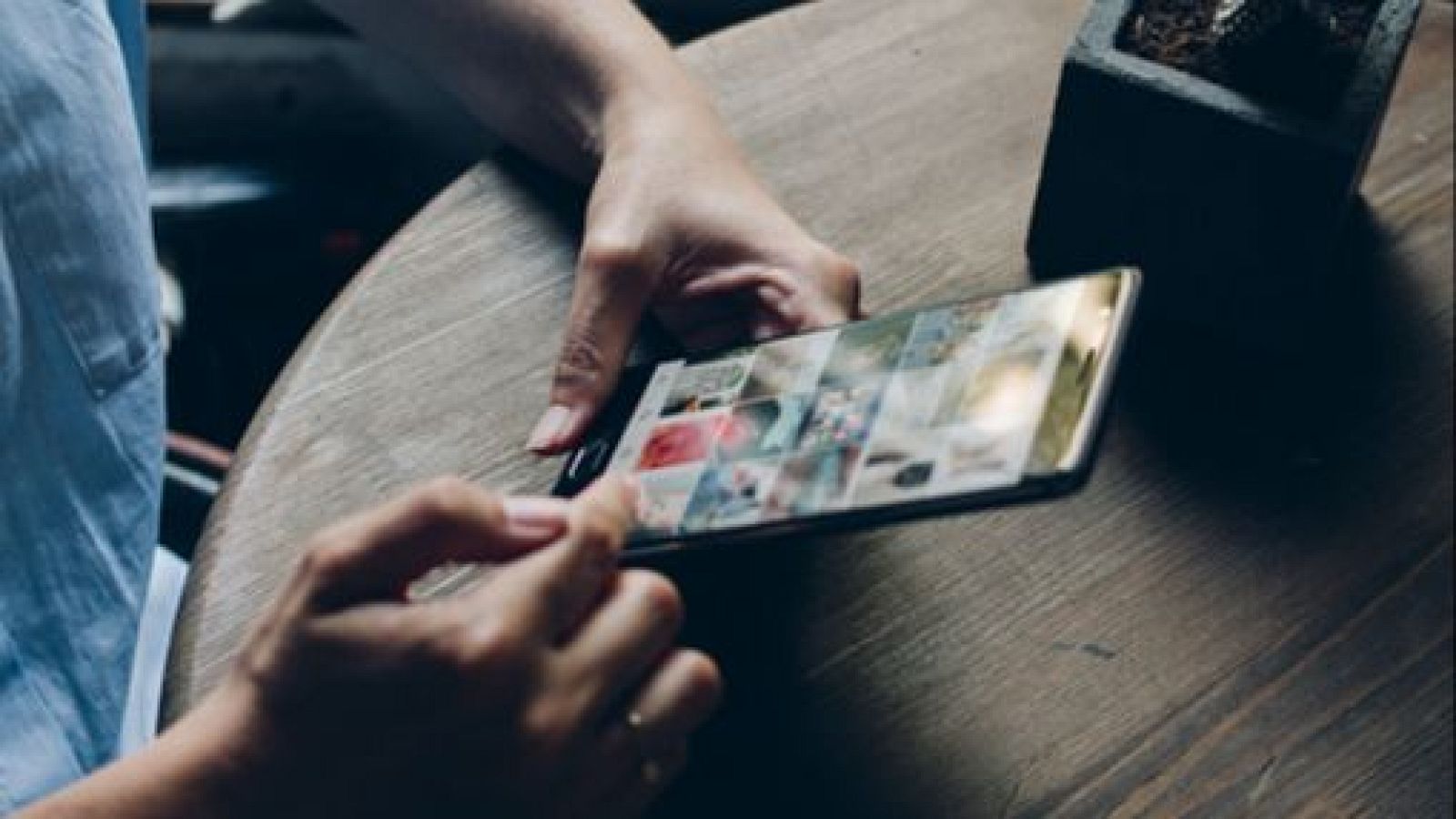 Un joven usa el móvil mientras usa la aplicación Instagram de Meta