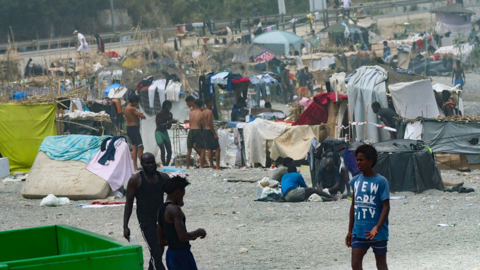 Vista de la playa ‘El Trampolín’ de Ceuta donde se encuentran los migrantes que llegaron a la playa del Tarajal
