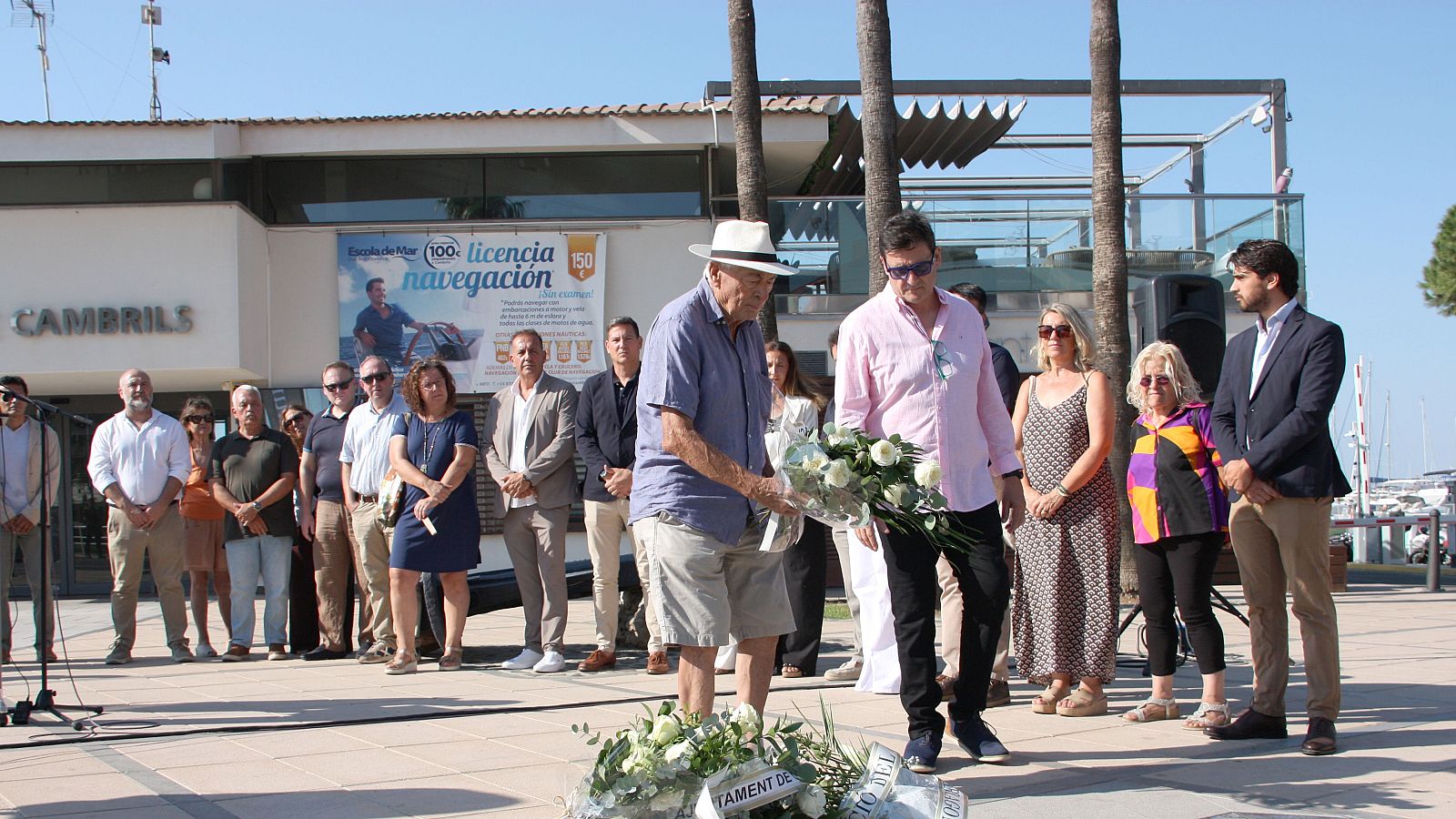 Cambrils commemora els atemptats jihadistes amb un acte sobri al Club Nàutic
