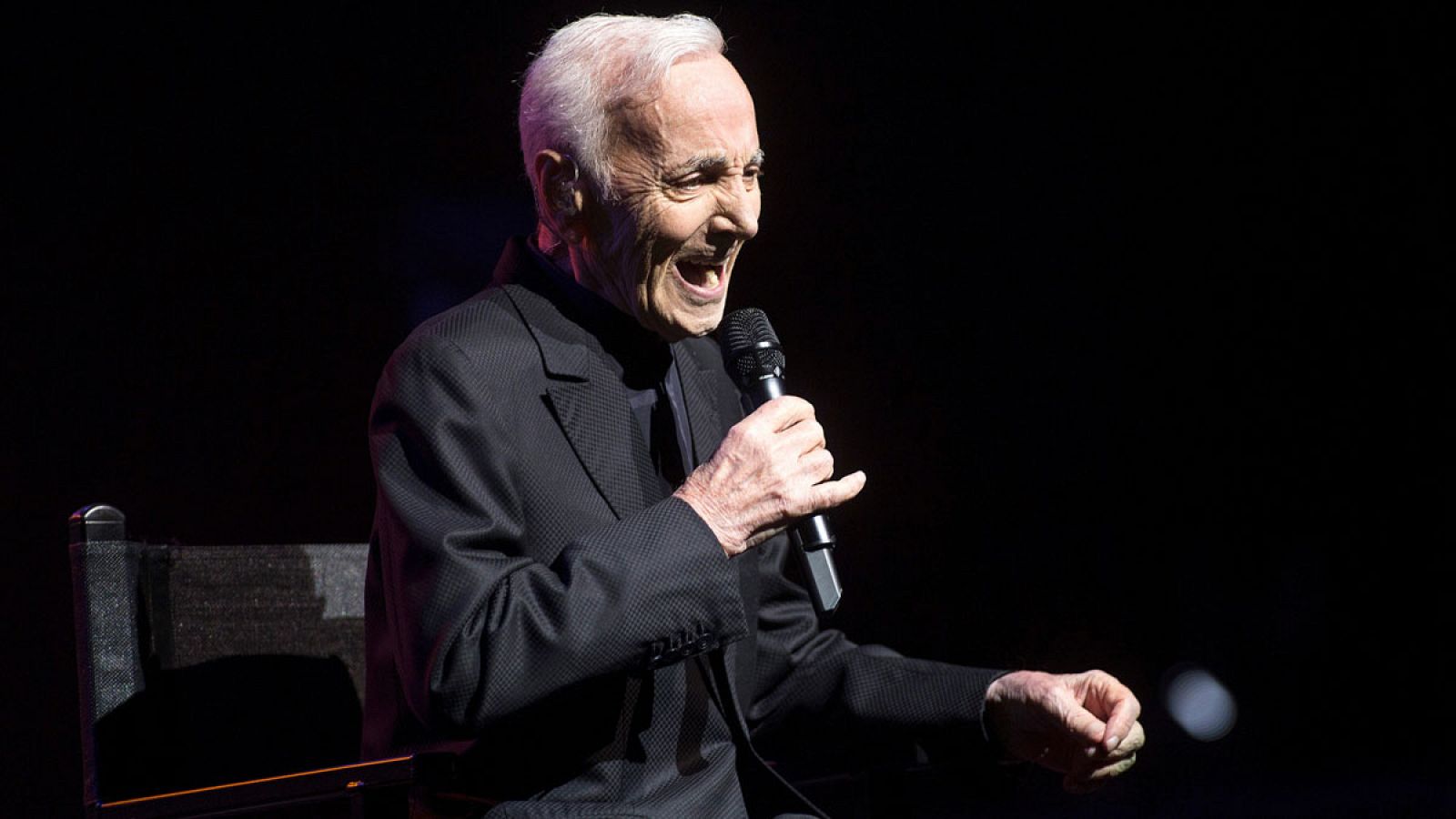 Aznavour mantiene viva su historia de amor con el público de Barcelona