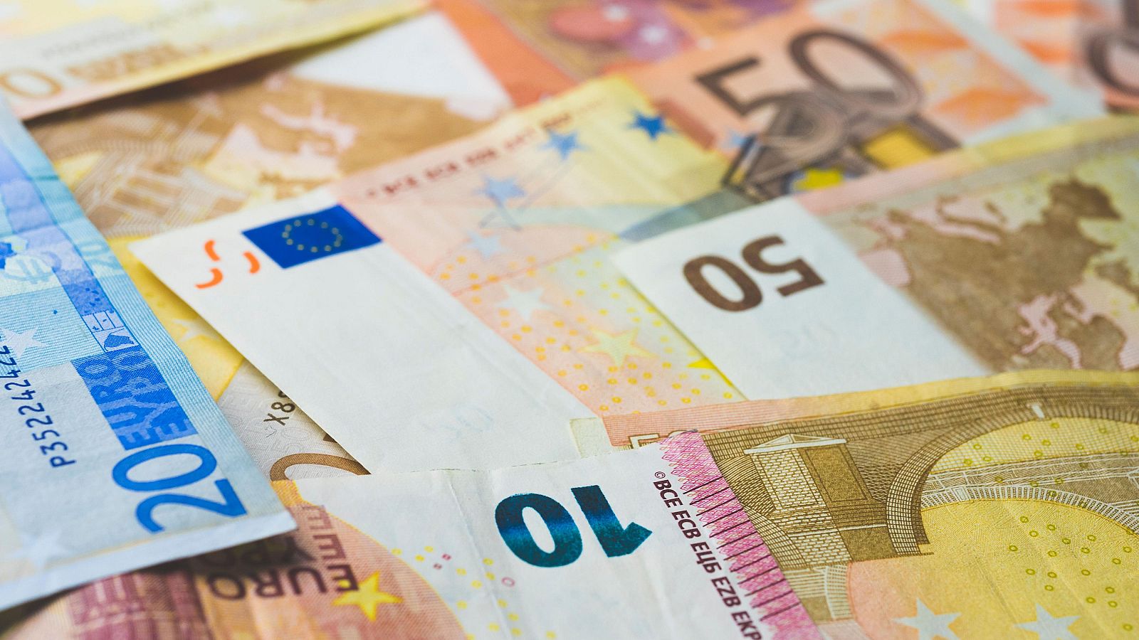 España reduce su ratio de deuda en junio