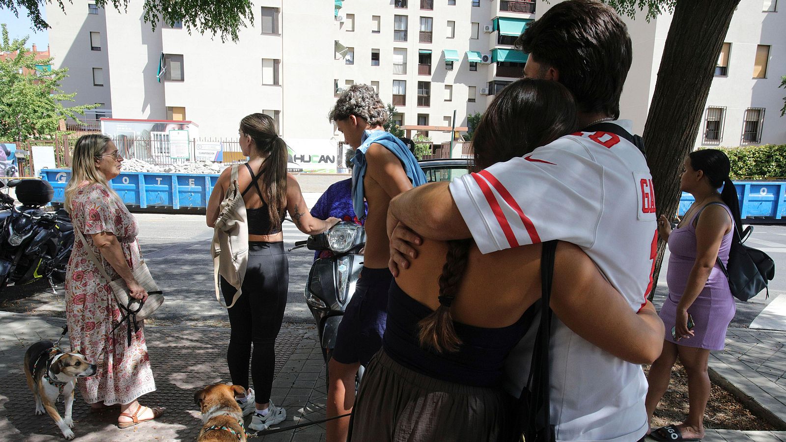 Dos personas se abrazan en una calle del centro de Granada tras un terremoto