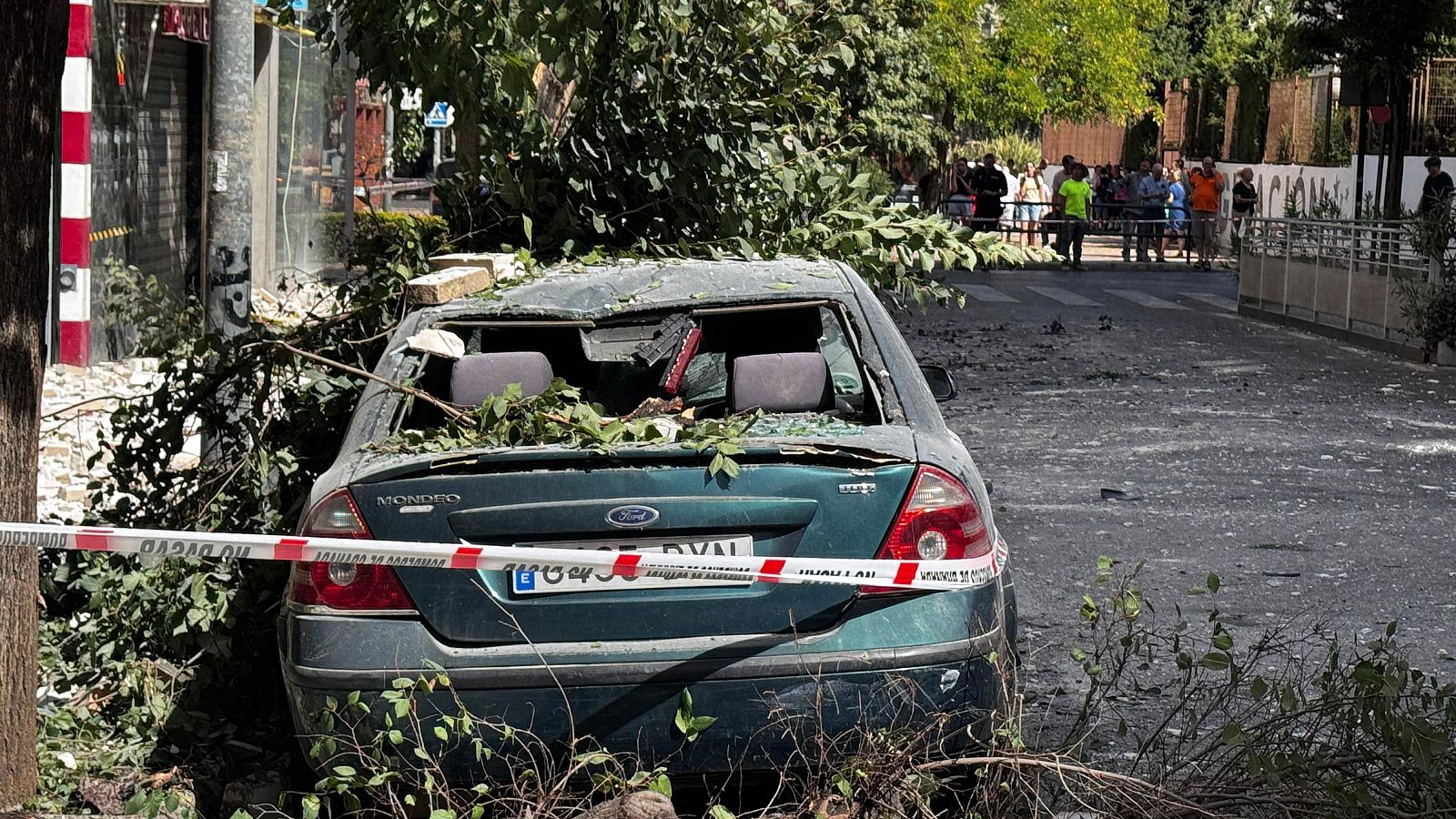 Guía para reclamar al seguro por terremotos: un coche dañado por el seísmo en Granada
