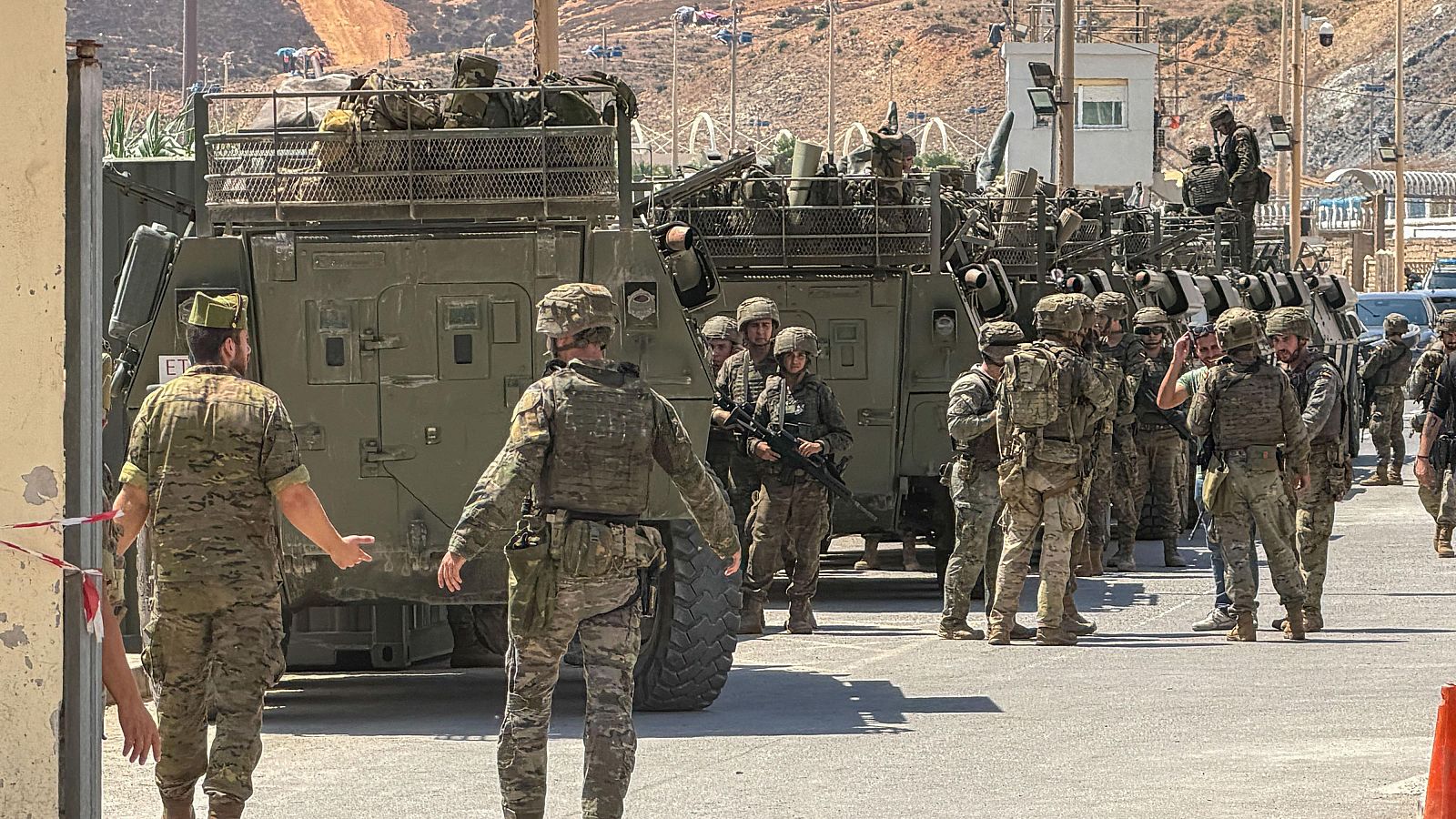 Militares españoles en la frontera del Tarajal en Ceuta.
