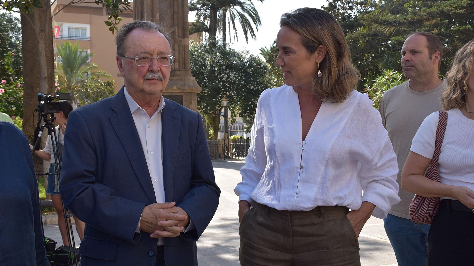 La vicesecretaria de Regeneración Institucional del PP, Cuca Gamarra y el presidente de Ceuta, Juan Jesús Vivas, este martes
