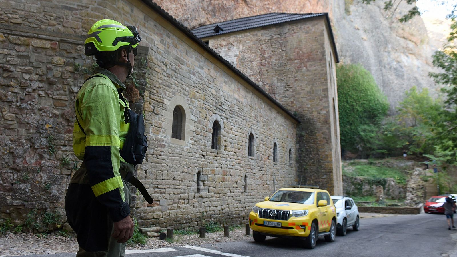 Bomberos trabajan en la extinción del incendio de Huesca  en la zona de los monasterios nuevo y viejo de San Juan de La Peña