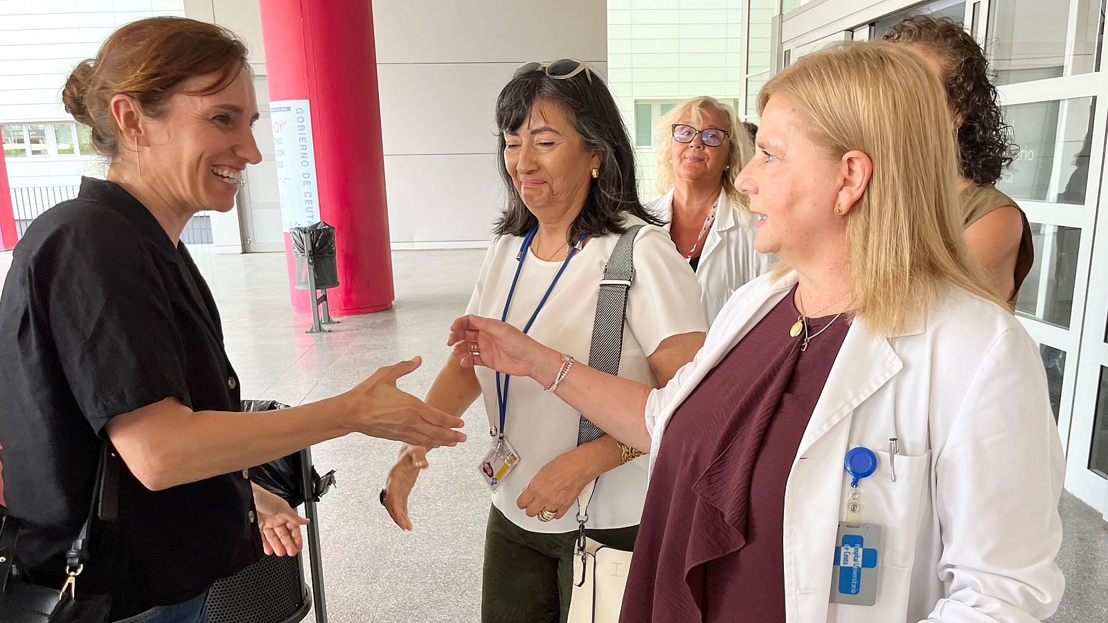 La ministra de Sanidad, Mónica García durante su visita al Hospital Universitario de Ceuta el domingo pasado.