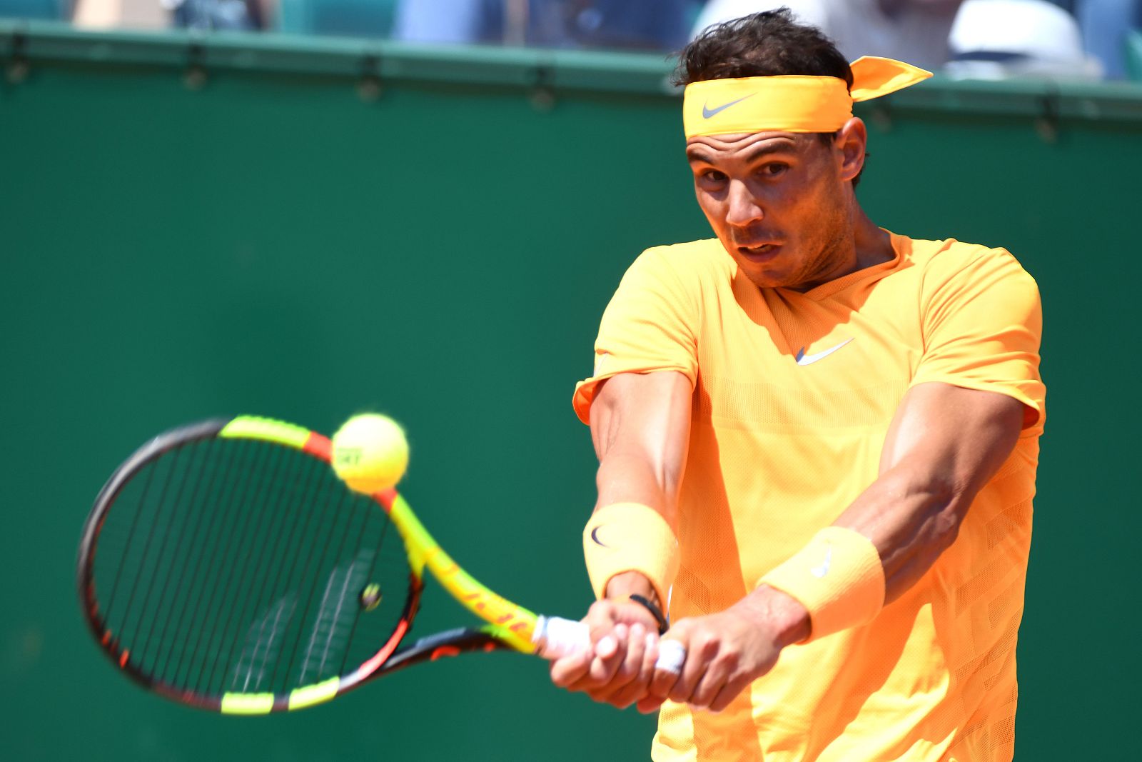 Rafael Nadal devuelve la bola en el partido ante Grigor Dimitrov.