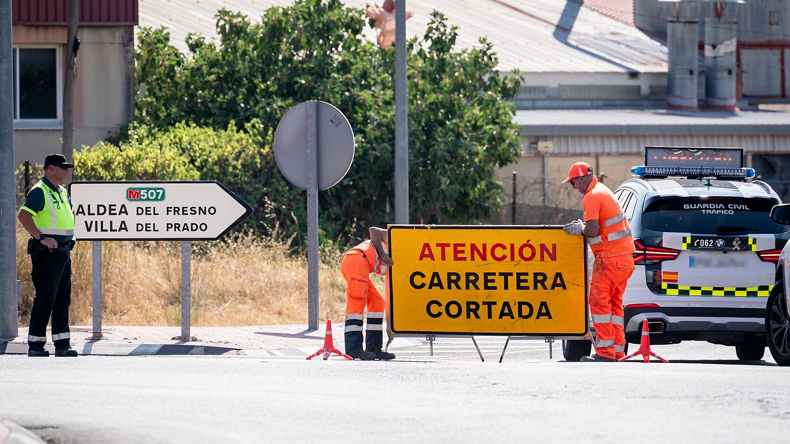 Un incendio forestal obliga a confinar las localidades madrileñas de Aldea del Fresno y Villamantilla
