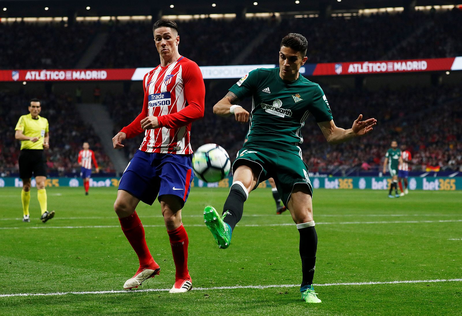 Torres y Bartra luchan por un balón durante el partido entre el Atlético y el Betis.
