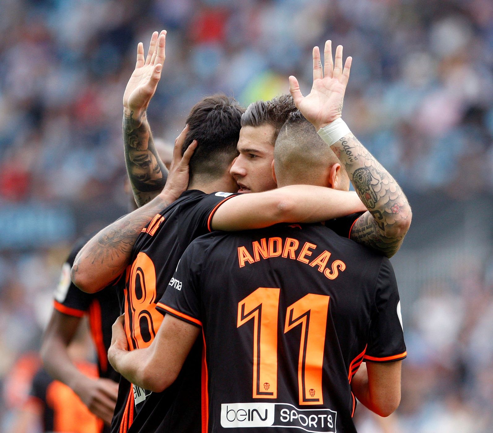 Santi Mina, abrazado por su compañeros tras marcar ante el Celta