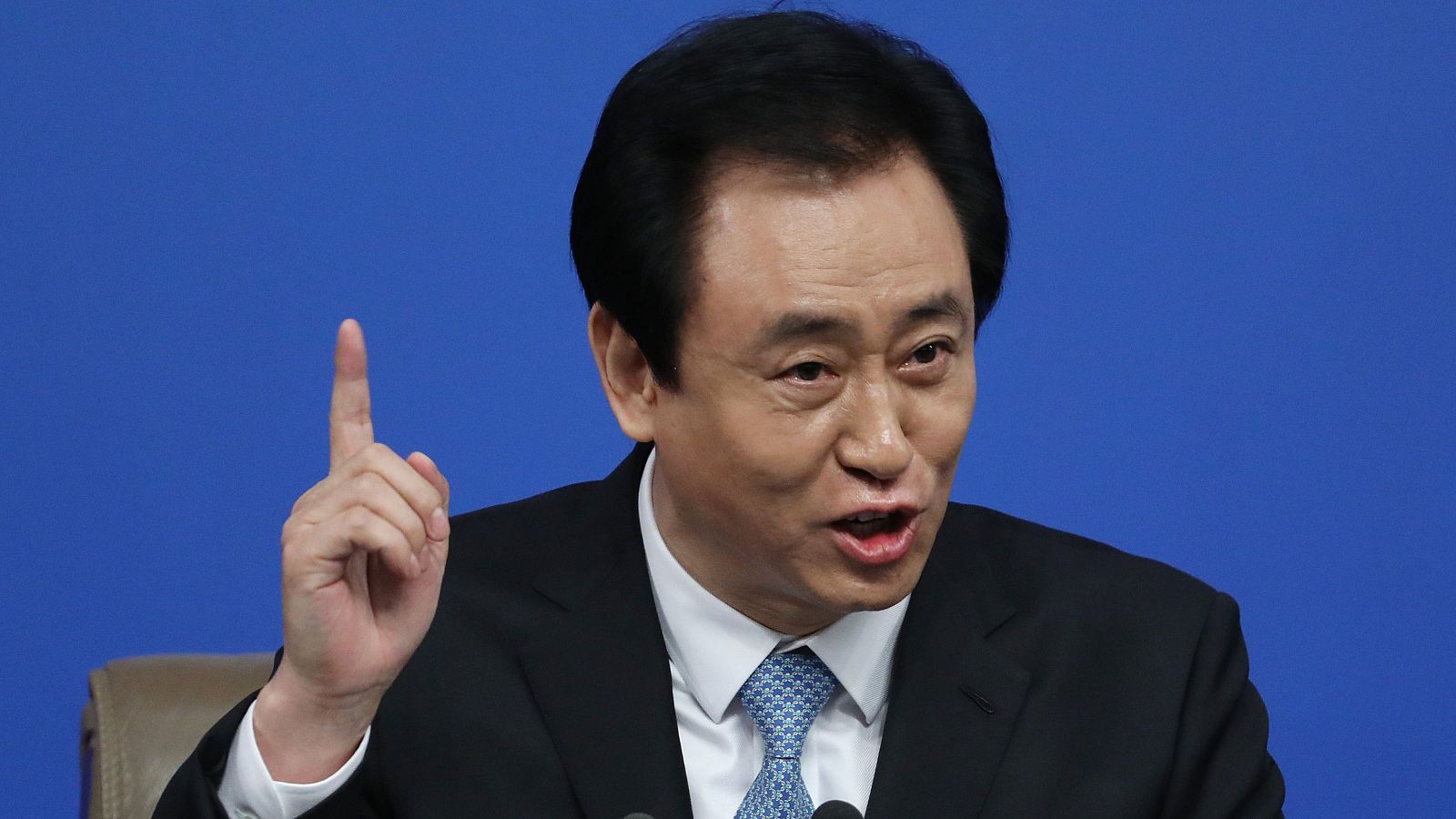 Xu Jiayin, presidente del Grupo Evergrande, habla durante una rueda de prensa en Pekín