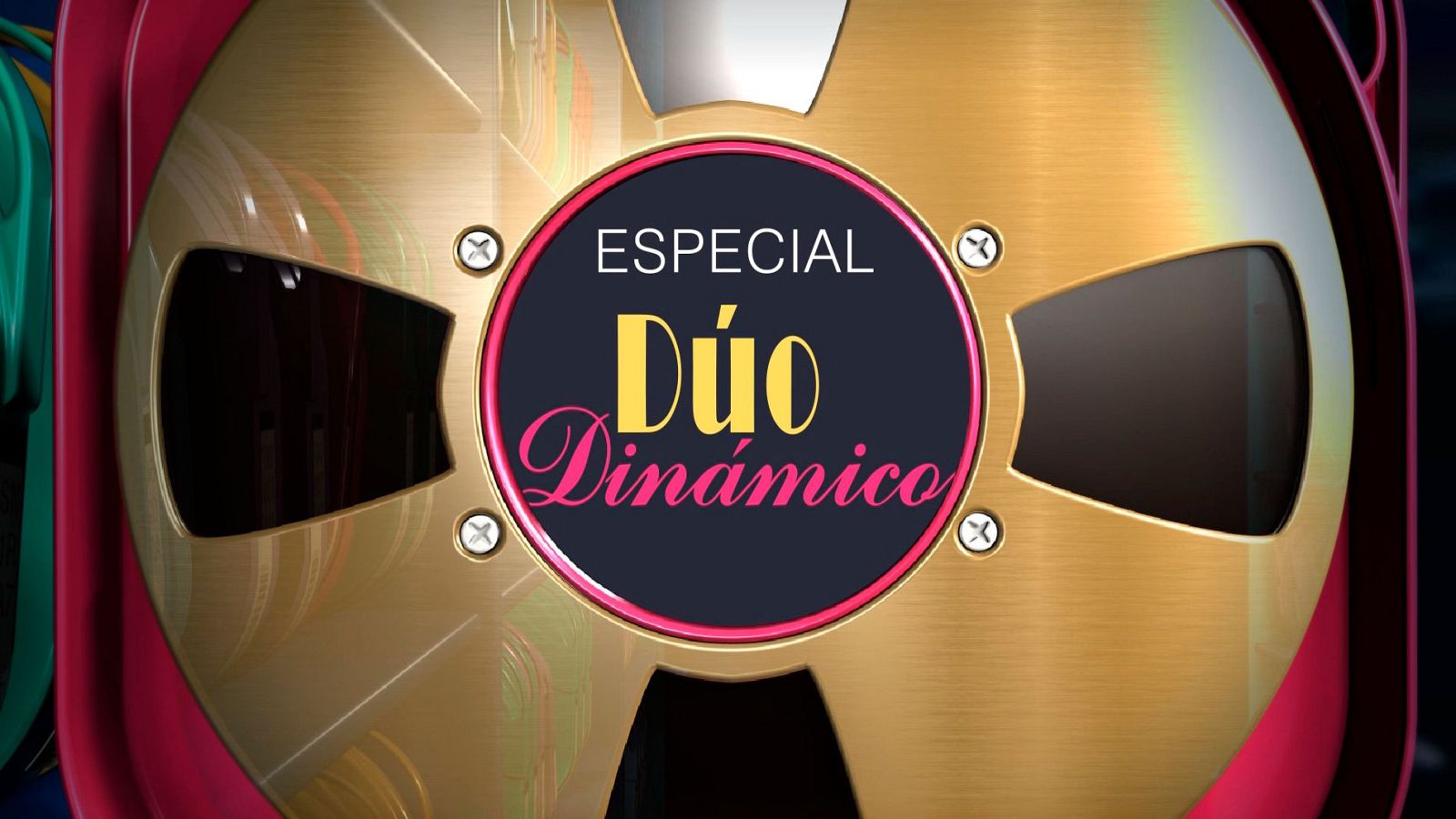 Carrete de cinta antiguo dorado con texto "ESPECIAL Dúo Dinámico" en fucsia, amarillo y blanco. Diseño promocional con toques verdes y rojos.