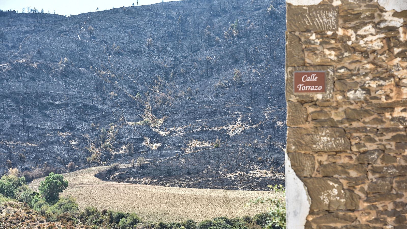 Vista de zonas calcinadas por el incendio en Peñas de Riglos, Huesca