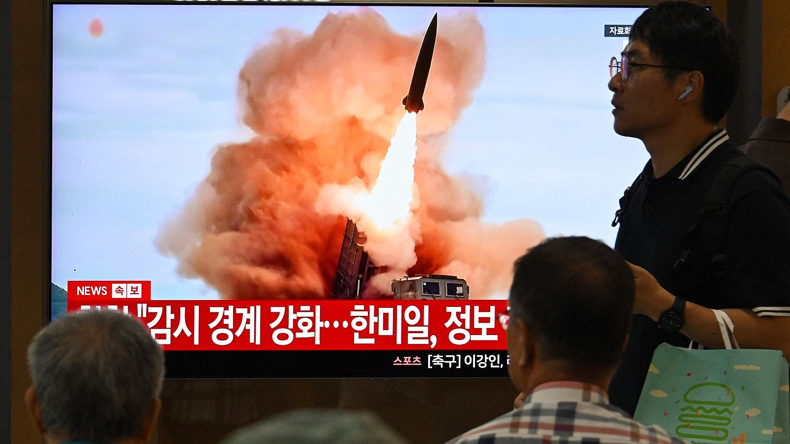 Corea del Norte lanza alrededor de diez misiles balísticos en aguas japonesas y Corea del Sur le exige para la "provocación"