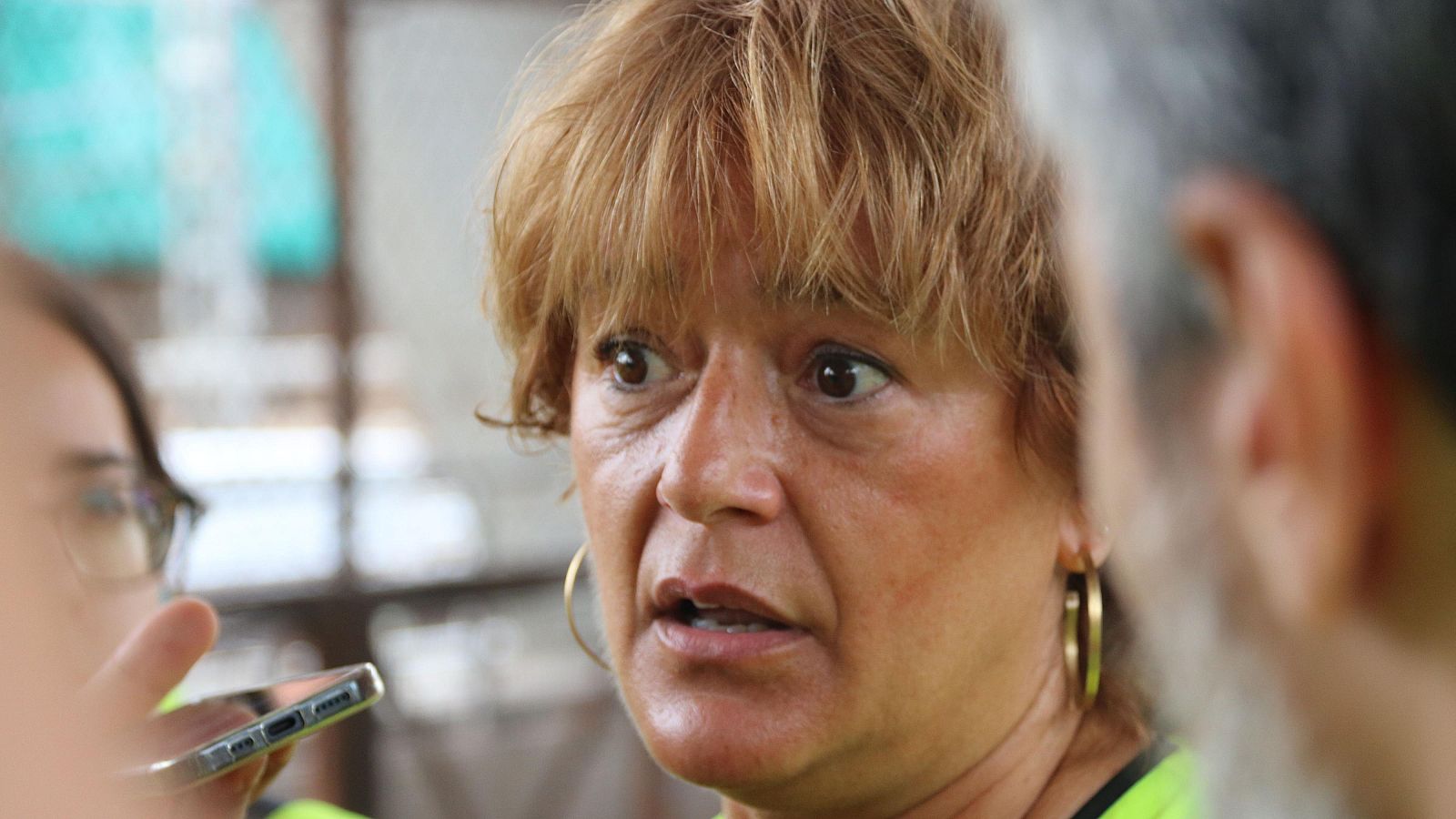 Laia Bonet, primera teniente de alcaldía de Barcelona, habla en una atención a medios. Mujer de mediana edad, cabello corto rubio cobrizo, pendientes dorados, expresión seria.