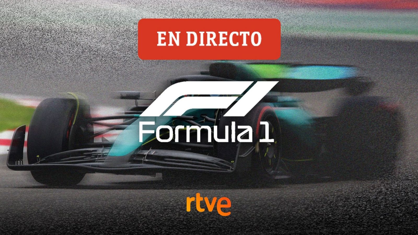 Un monoplaza de Fórmula 1 oscuro, con detalles en verde y azul, corre a gran velocidad sobre una pista mojada, con el efecto borroso indicando movimiento. Se aprecia un rótulo de "EN DIRECTO" y los logos de "Formula 1" y "rtve".