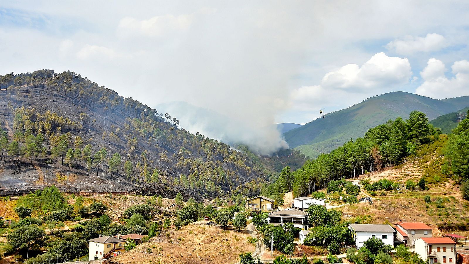 El fuego de Las Hurdes evoluciona de forma favorable con retorno de vecinos a sus casas y alquerías desconfinadas