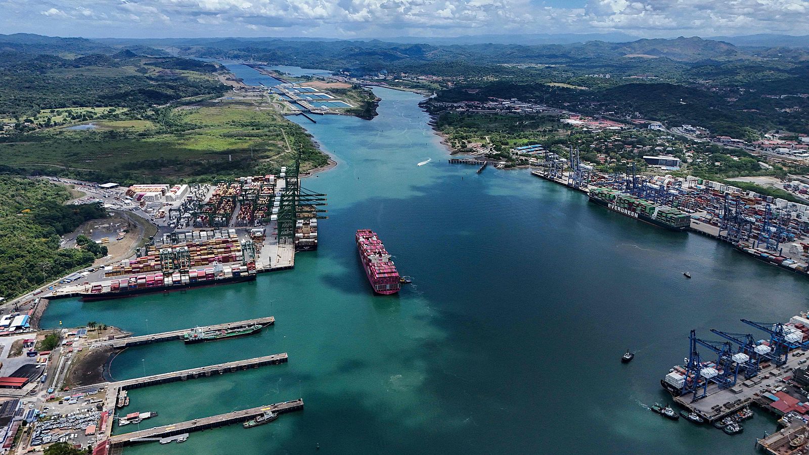 Archivo. Vista aérea del Canal de Panamá. El Canal de Panamá reducirá el volumen de tráfico marítimo a partir del próximo mes debido a una sequía agravada por el fenómeno de El Niño.
