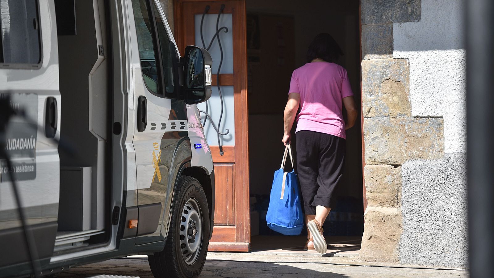 Regresan a casa todos los vecinos evacuados en distintos muncipios oscenses por el incendio en Las Peñas de Riglos.