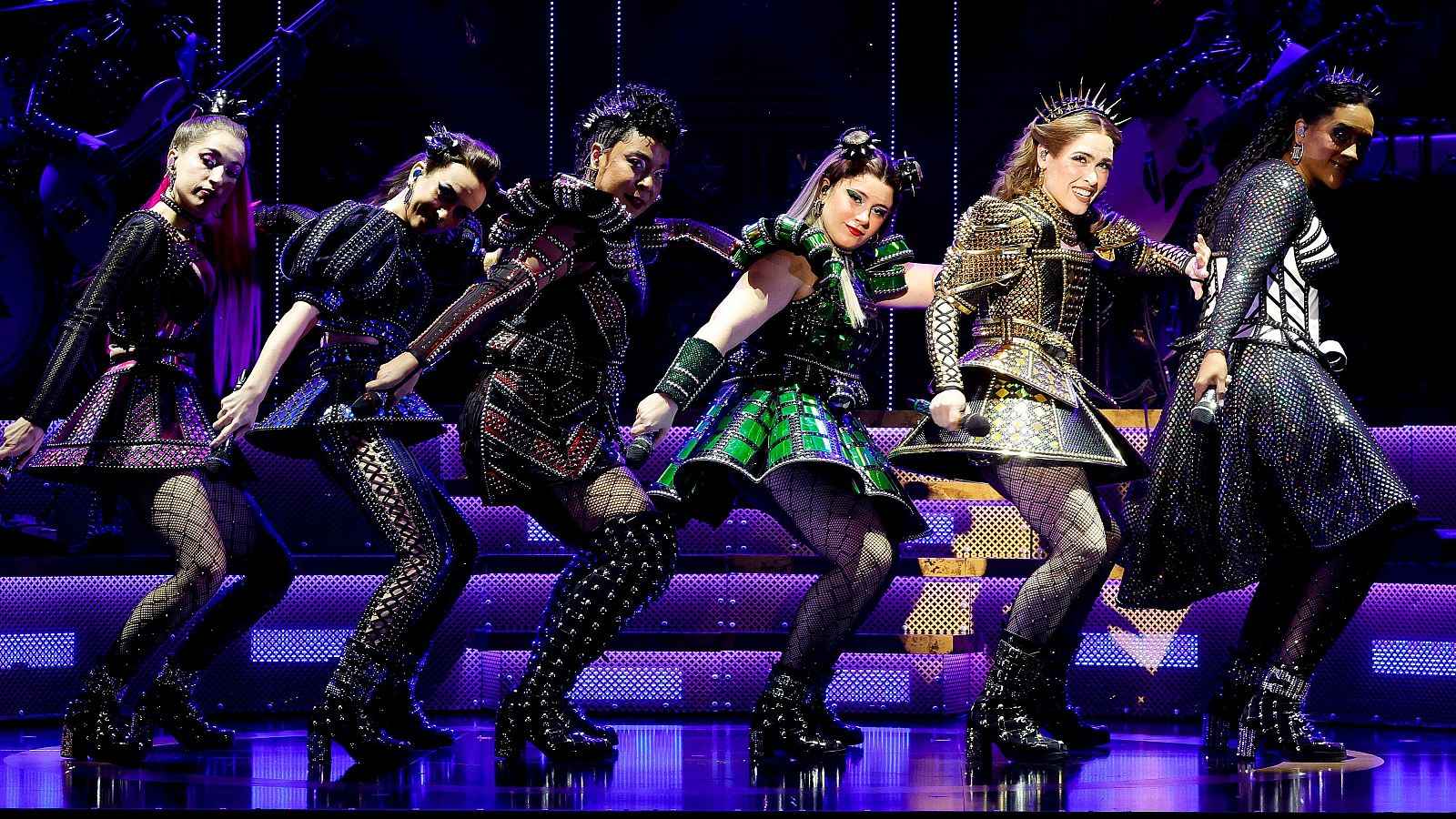Elenco del musical 'Six', en el que las seis esposas de Enrique VIII cuentan su versión de la historia, en el Teatro Gran Vía de Madrid.