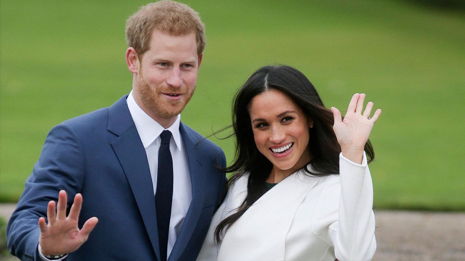 Príncipe Enrique y Meghan Markle saludan sonrientes en Londres tras anunciar su compromiso el 27 de noviembre de 2017.