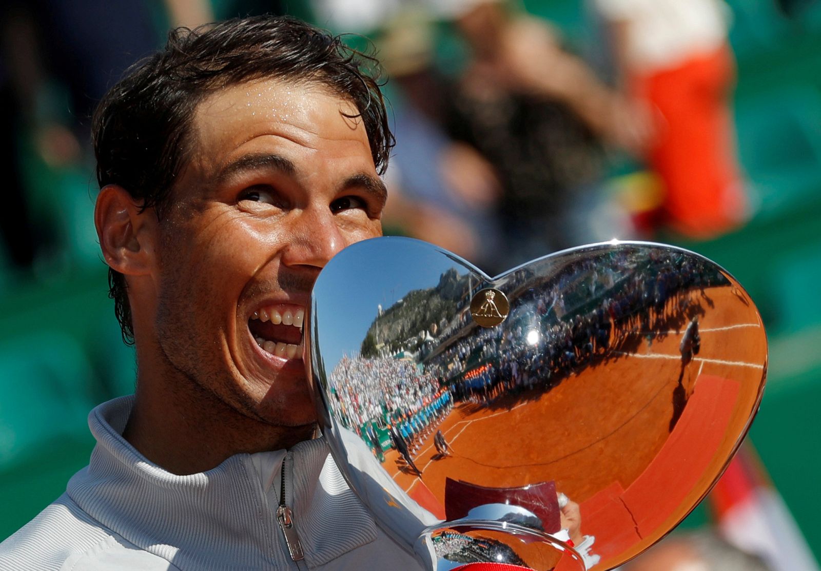 Nadal posa con el trofeo de Montecarlo.