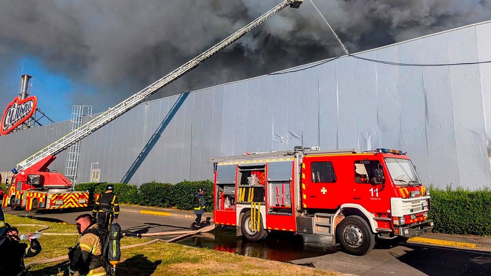 Al menos 14 muertos y más de un centenar de heridos en un ataque ruso con drones contra un centro comercial de Krivi Rig