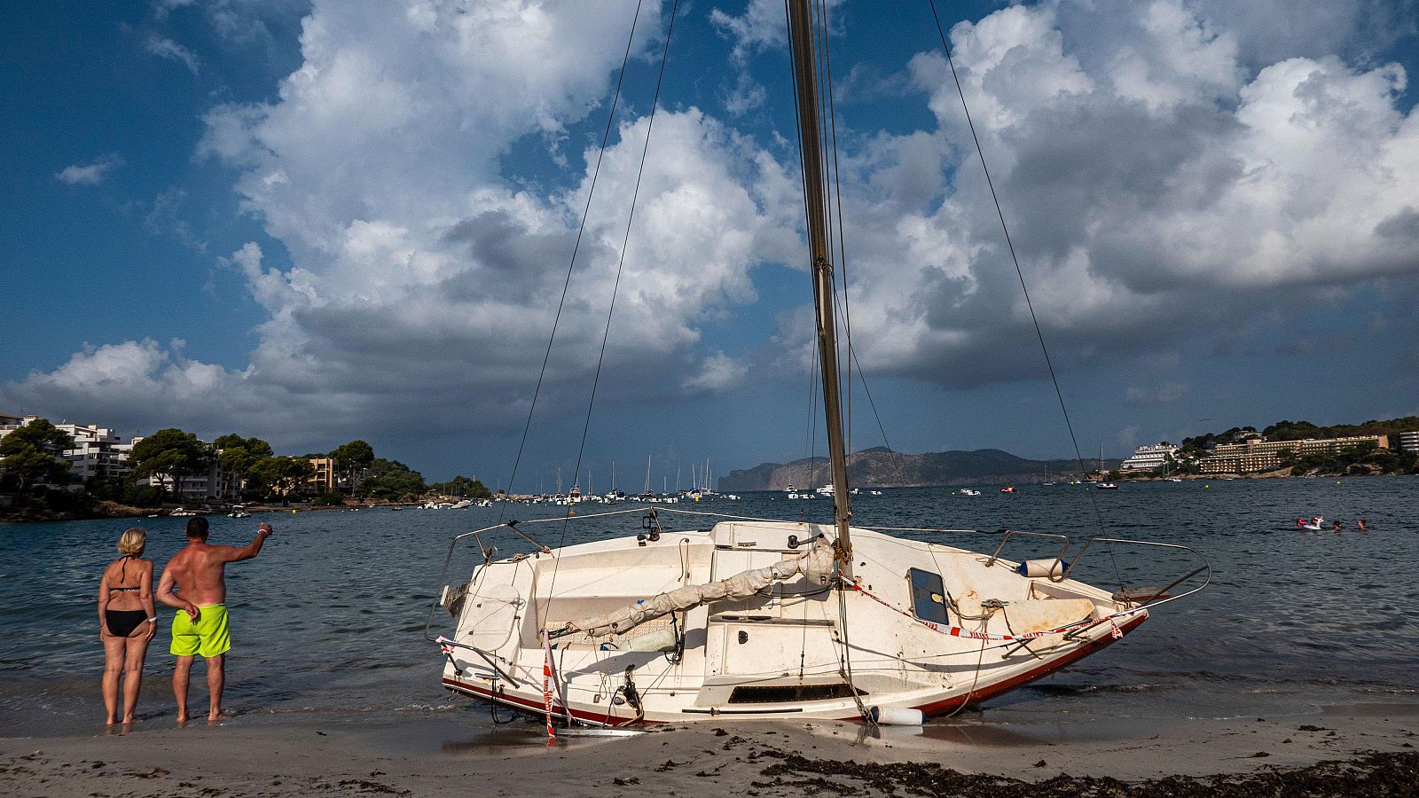 Un barco afectado por las tormentas y varado en la playa este viernes en Santa Ponça (Mallorca)