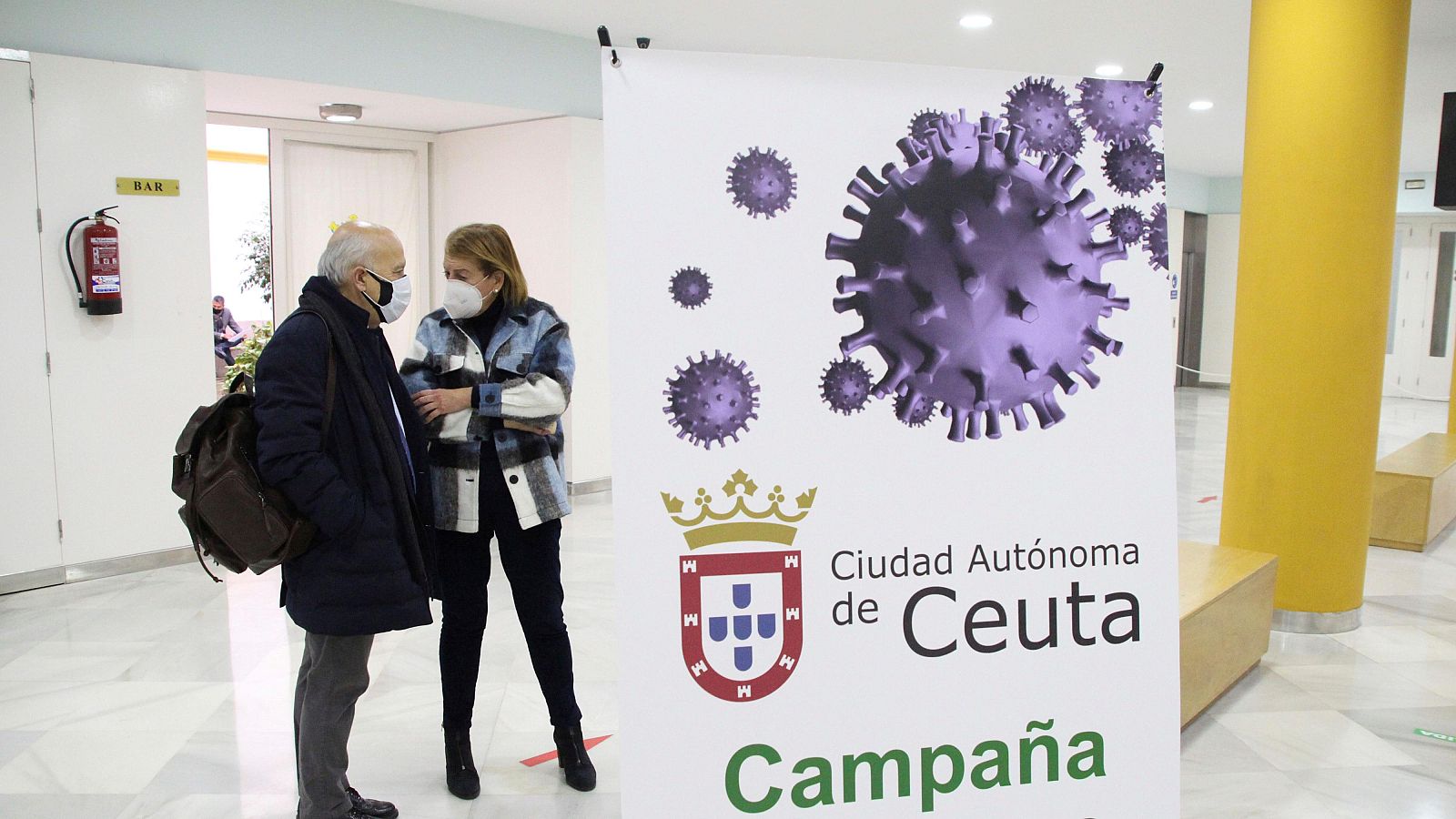 Imagen de enero de 2021 con el consejero de Sanidad de Ceuta, Javier Guerrero, conversando con la directora general de Sanidad, Rebeca Benarroch