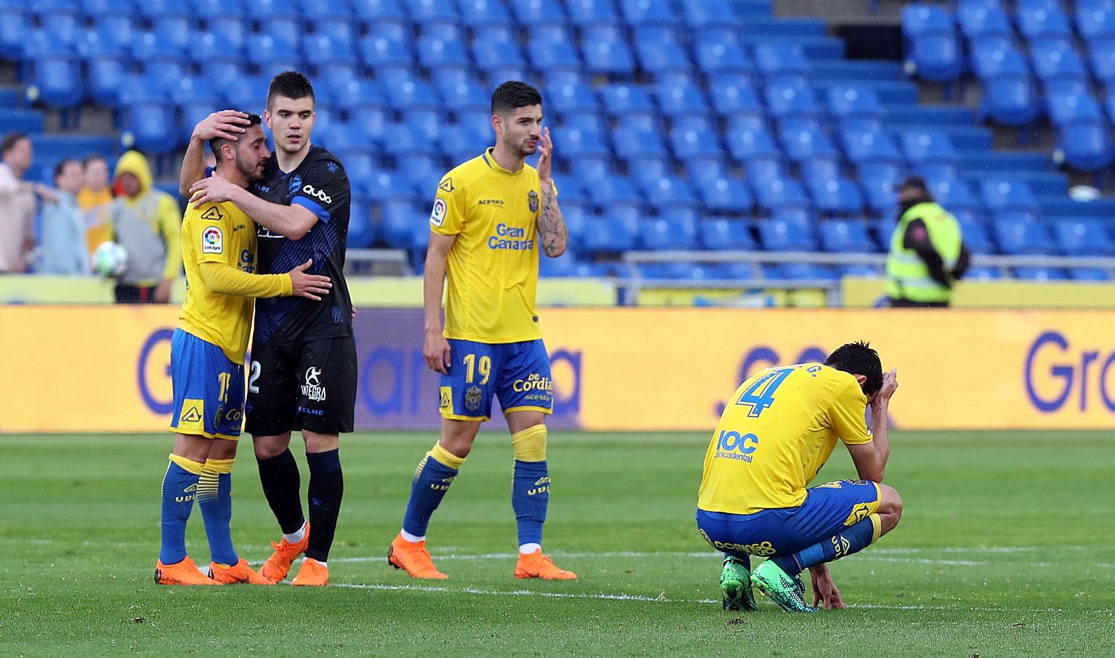 Los jugadores de la UD Las Palmas se lamentan tras descender a Segunda División.