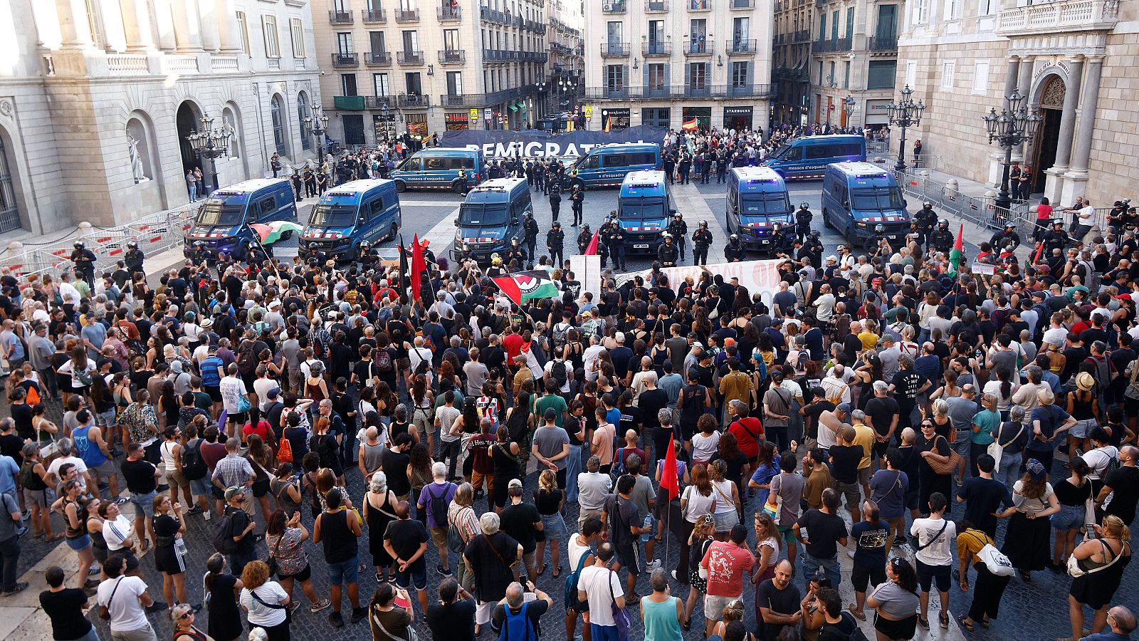 Unos 400 antifascistas protestan ante unos 100 ultras de Save Europe Act en Barcelona