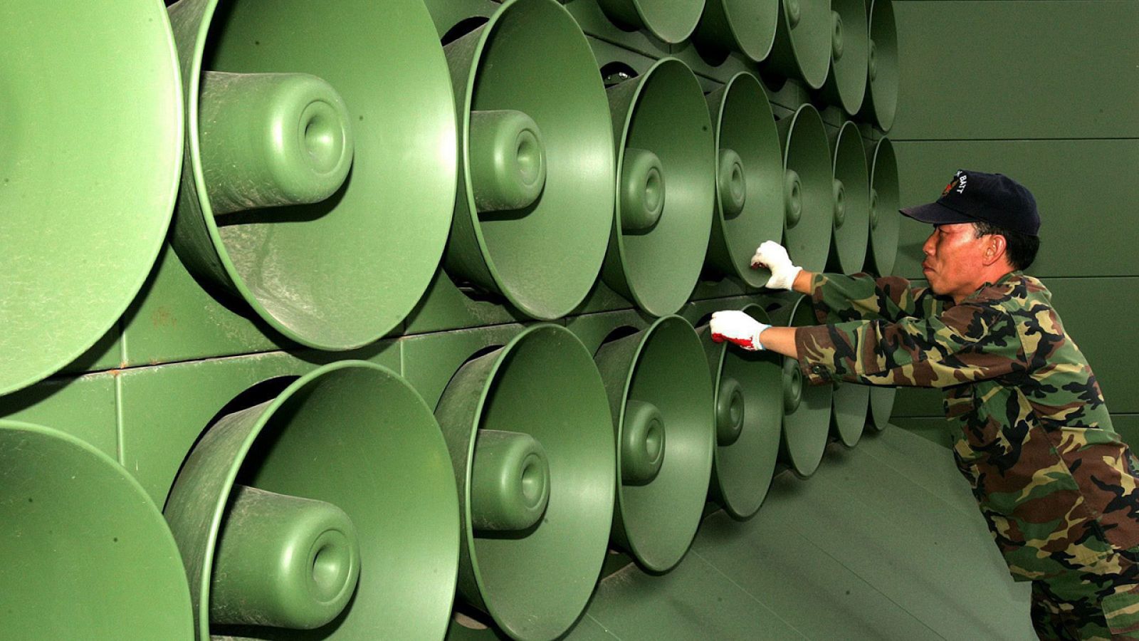 Un soldado surcoreano retira los altavoces en la frontera de las dos Coreas