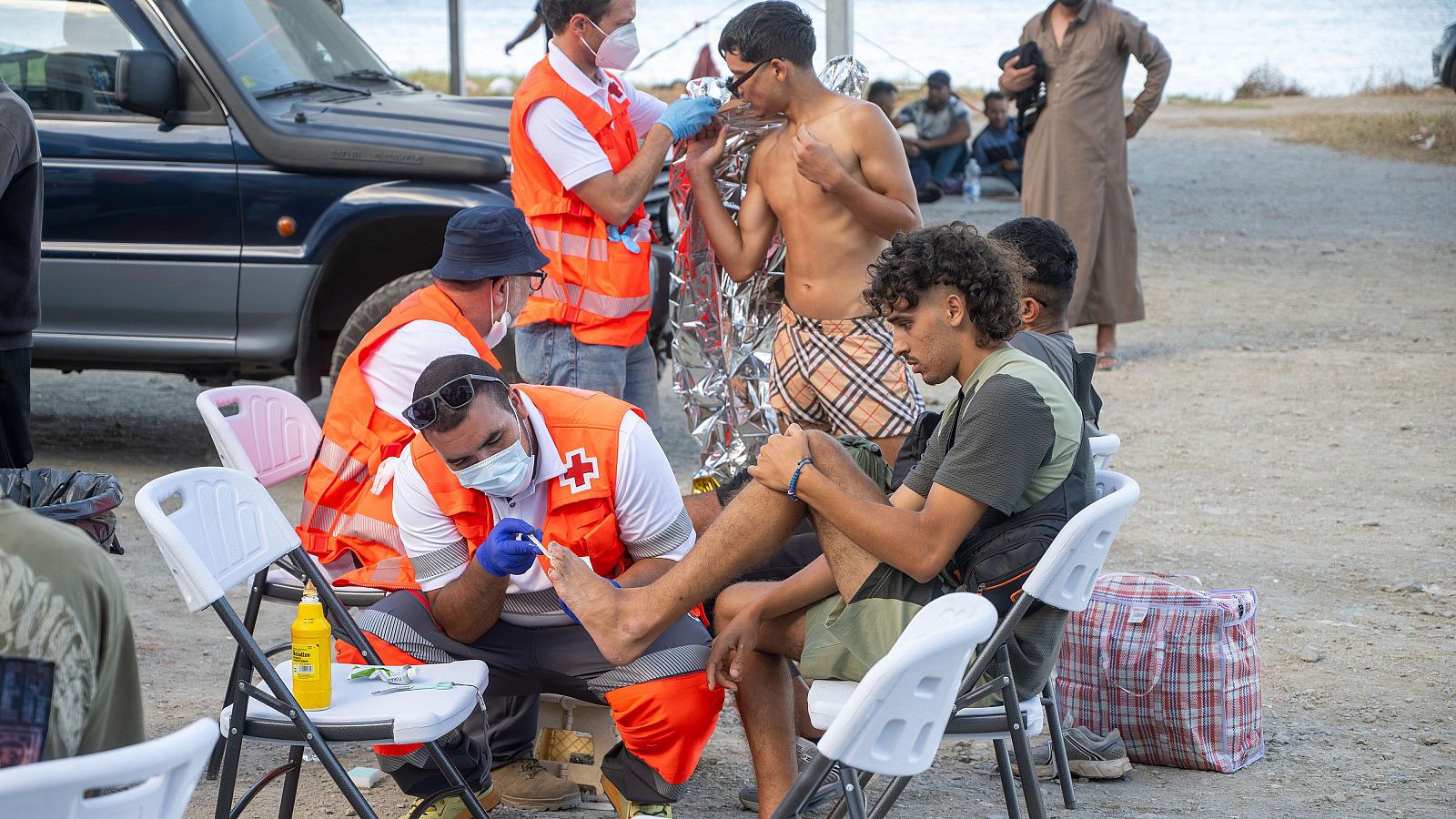 Personal sanitario atiende a personas migrantes durante el dispositivo sanitario especial desplegado en Ceuta