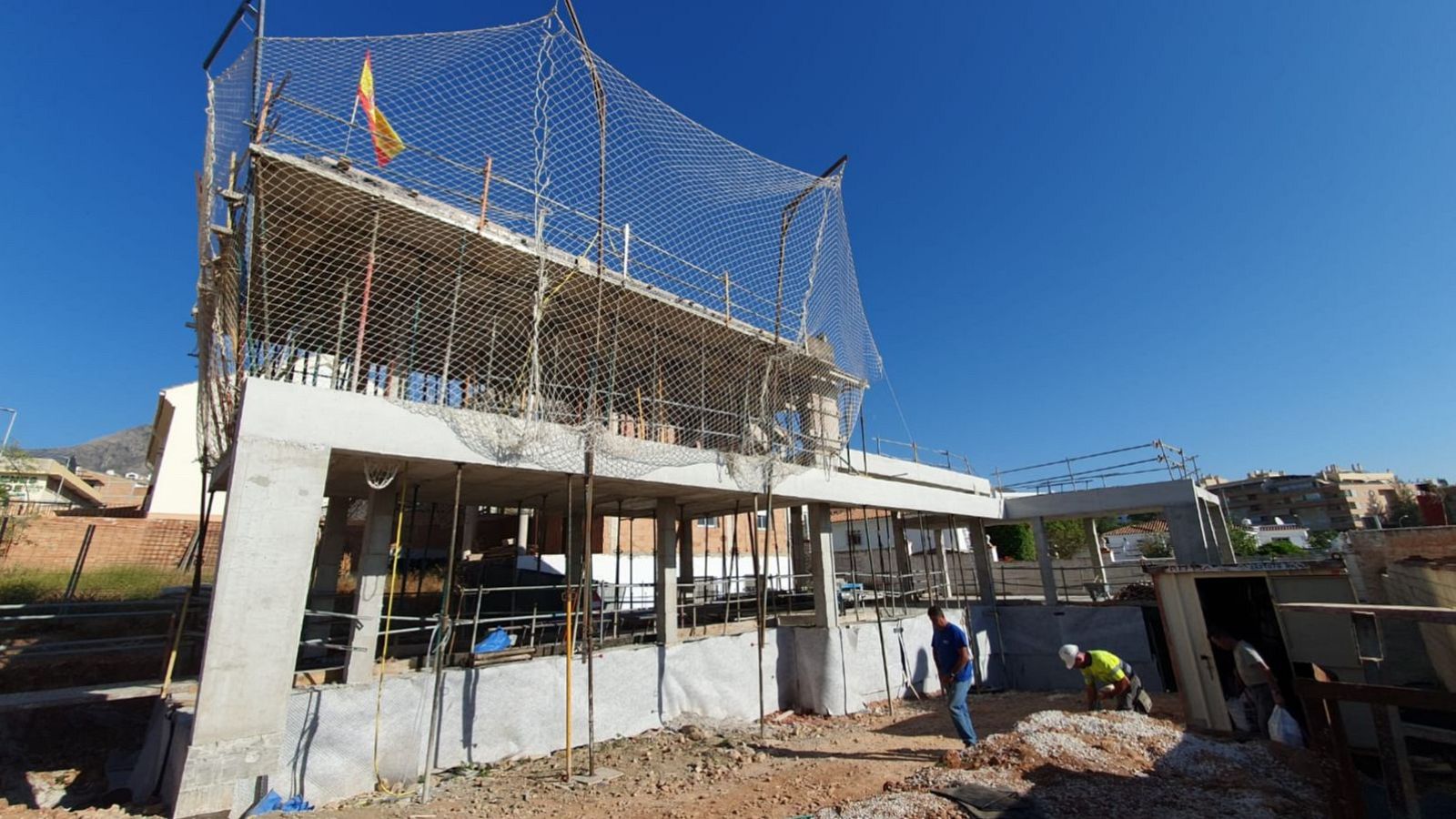 Albañiles trabajan en la construcción de una casa promovida por su propietario en Arroyo de la Miel (Málaga).