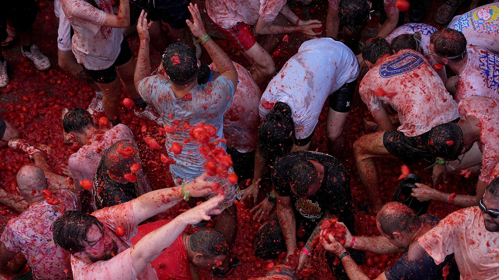 La Tomatina 2026 tiñe de rojo las calles de Buñol