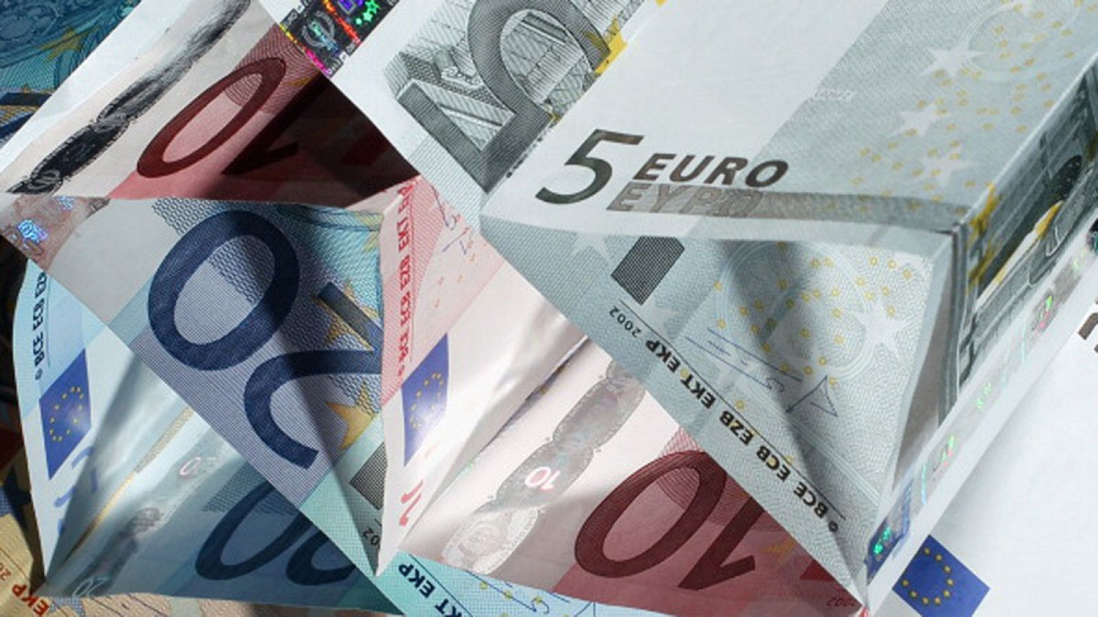 Un castillo construido con billetes de euro